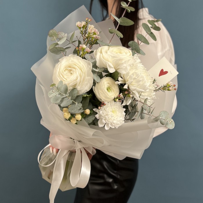 Нежный букет с ранункулюсами Белый шелк